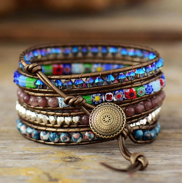 Bracelets bohème cuir wrap pierres semis-précieuses et cristal.
