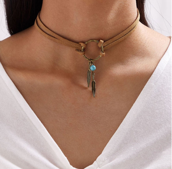 The hippie feather collar in leather.