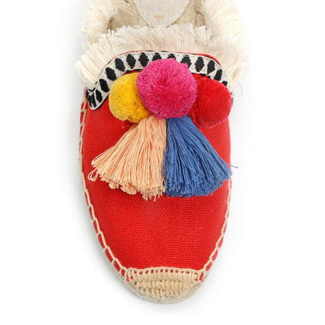 The extraordinary bohemian espadrille mule with fringes and pompoms.