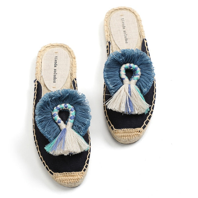 The extraordinary bohemian espadrille mule with fringes and pompoms.